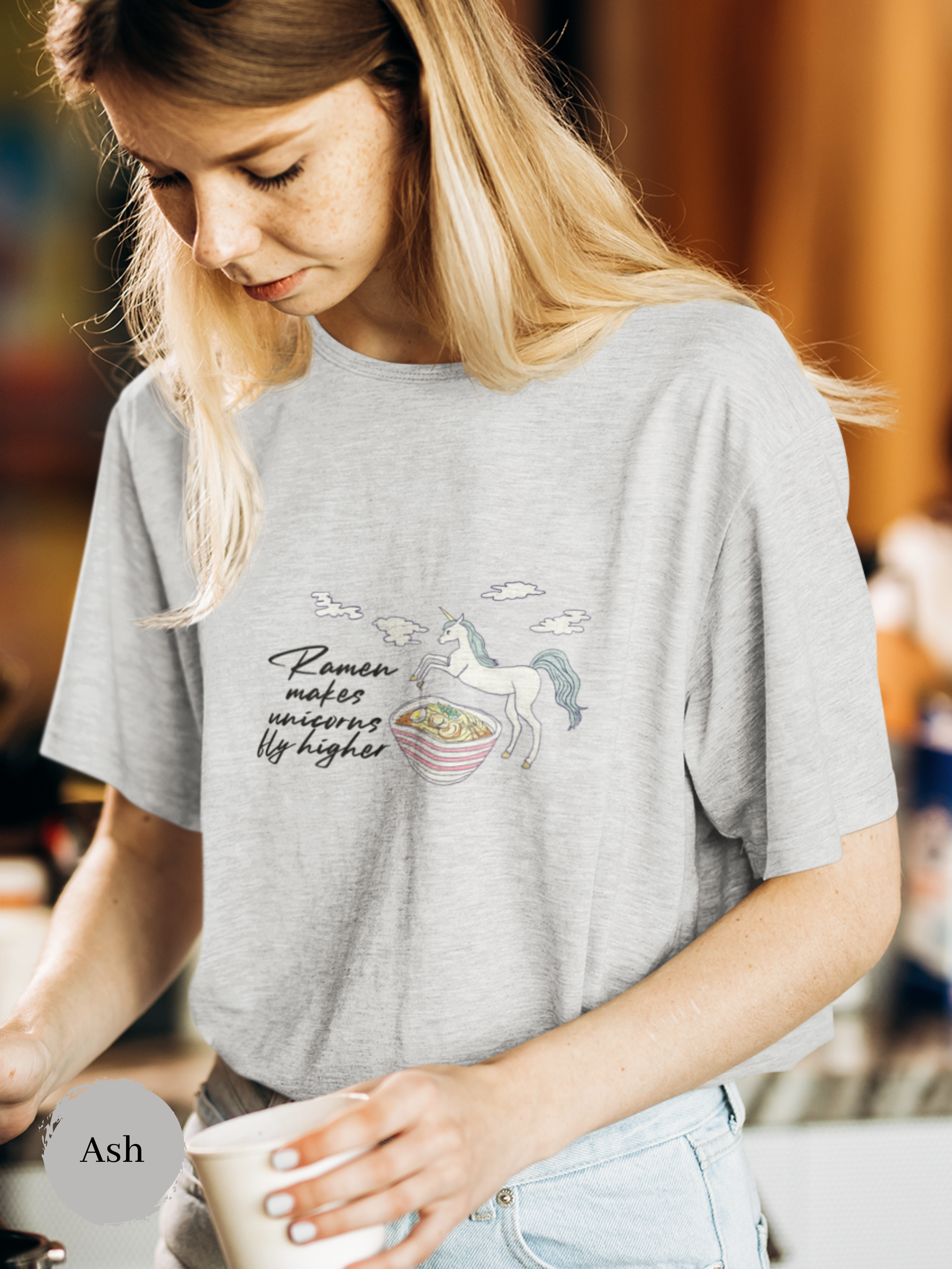 Ramen T-shirt: Ramen Makes Unicorns Fly Higher - Japanese Shirt for Foodies with Ramen Art and Unicorn Illustration