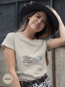 Ramen T-shirt: Ramen Makes Unicorns Fly Higher - Japanese Shirt for Foodies with Ramen Art and Unicorn Illustration